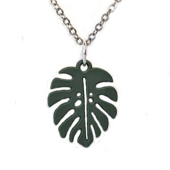 Collier avec pendentif vert en forme de feuille de Monstera pour la vente par Stylish Jewelry Supply