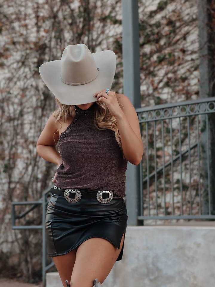 Regata com decote halter em tom malva escuro metalizado com tachas em formato de diamante por atacado de Liberty Wear Apparel