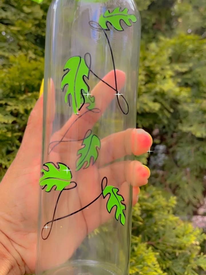 Klart glas vattenflaska, monstera blad dryckesflaskor för wholesale av Pink pretty designs