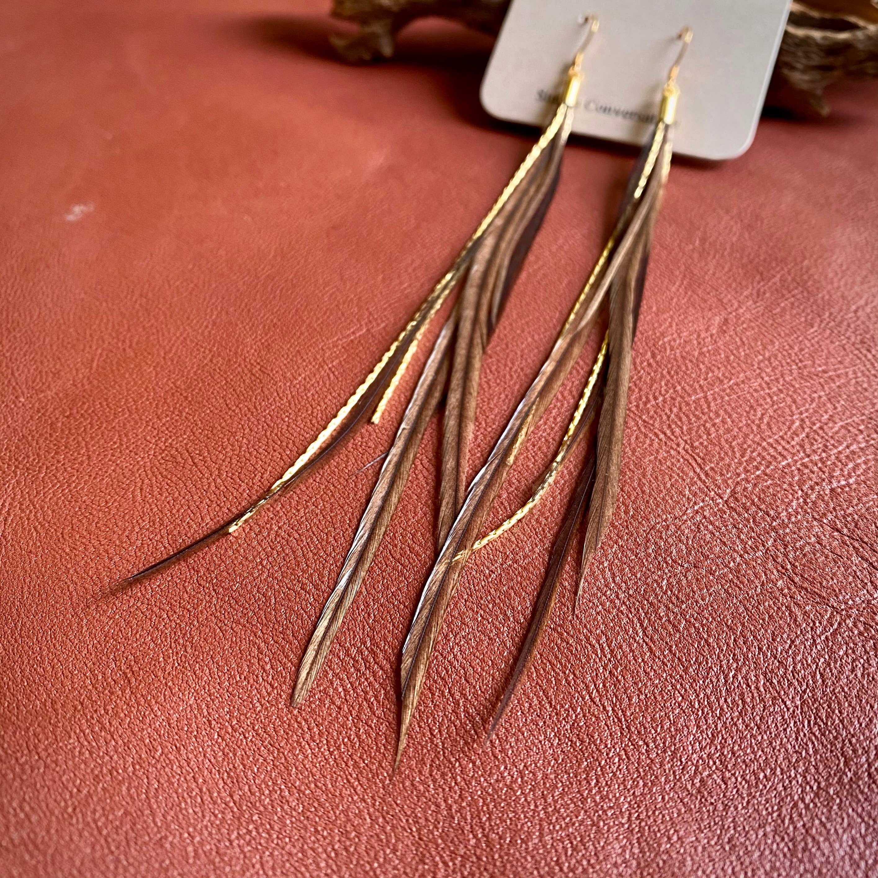 ASTALI - Vendita all'ingrosso Orecchini con nappe - Mini orecchini a forma di piuma, color tortora e oro, orecchini western in stile bohémien5