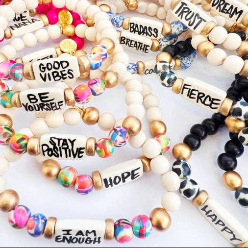 Audra Style – Engroshandel Perlearmbånd – 24 assorterede armbånd med affirmationer og navne, forpakning2