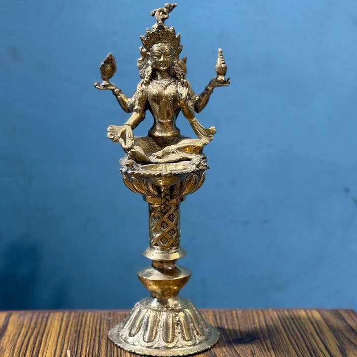 Diosa Lakshmi / Vasudhara Diya de Latón Sagrado Hecho a Mano – 12 Pulgadas para venta al por mayor de NadaYoga