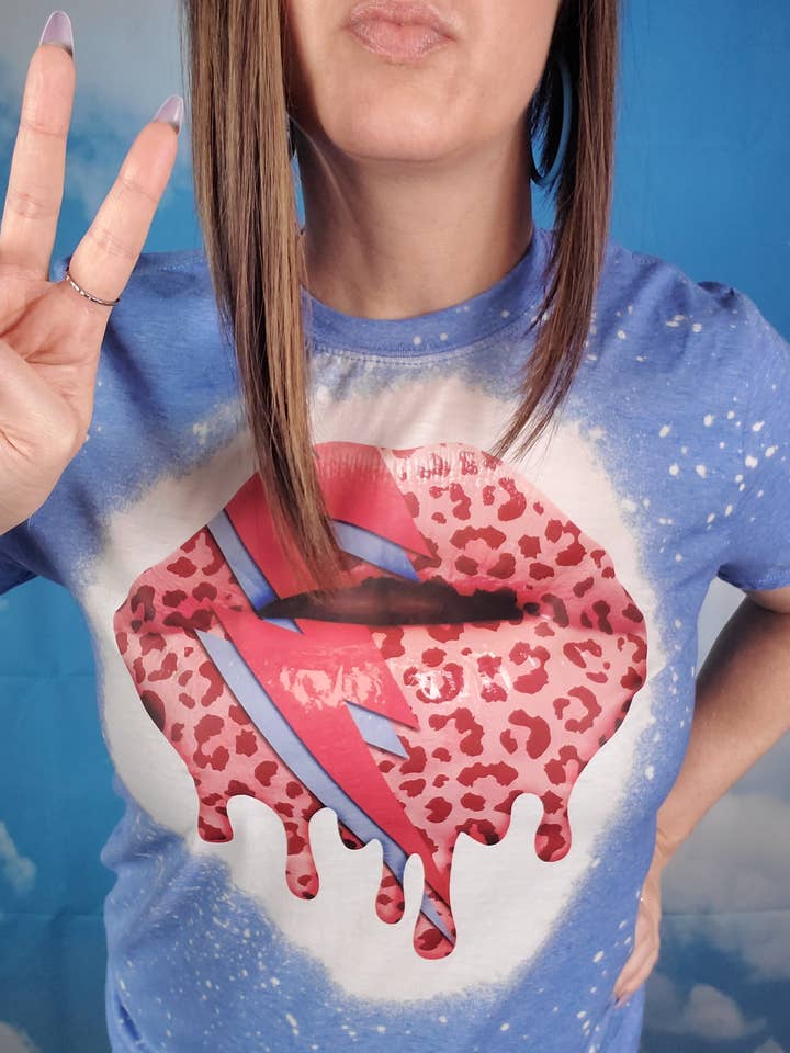 Rock Leopard Lips gebleekt T-shirt voor wholesale door Wanderlust Designs Wholesale