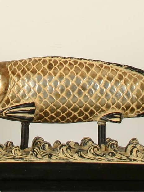Sculpture en fausse pierre de carpe dorée pour la vente par Accessories by Sherwood