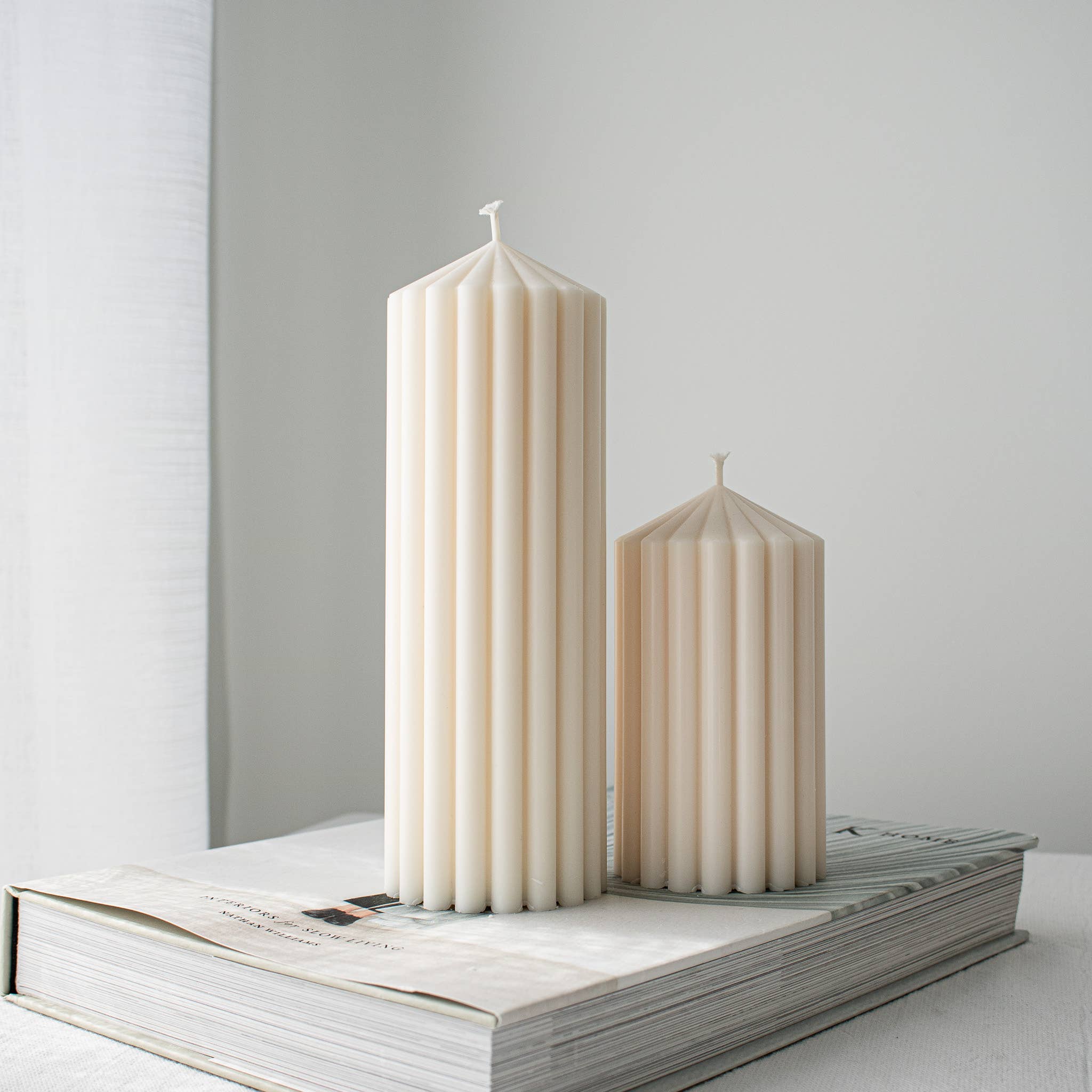 Glowing Harmony Candle Co - Vendita all'ingrosso Candele a colonna - Candela a Colonna Rigata, Eleganti Candele in Cera di Soia1