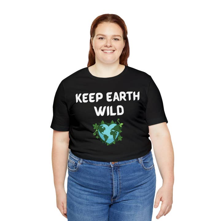 T-shirt Keep Earth Wild pour la vente par Victorholistics