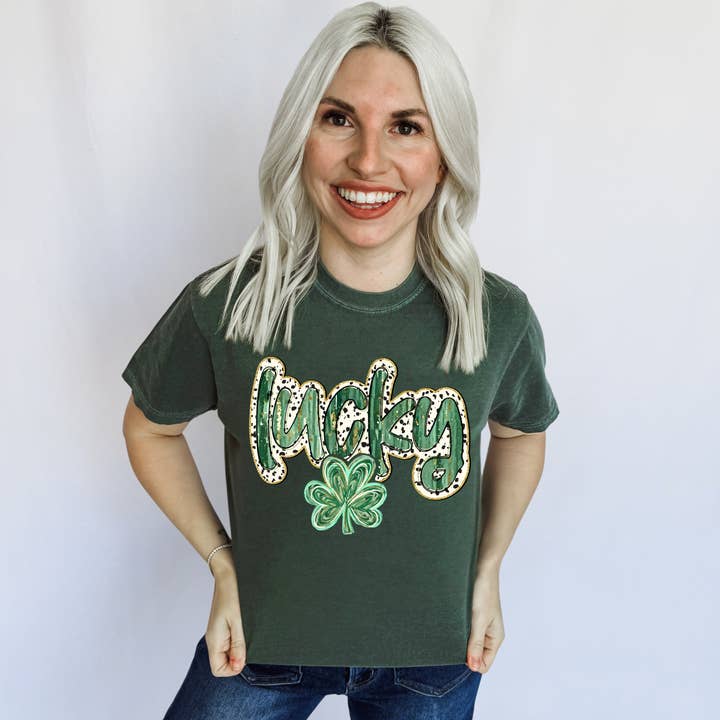 T-shirt graphique à pois chanceux pour la vente par Festivitees