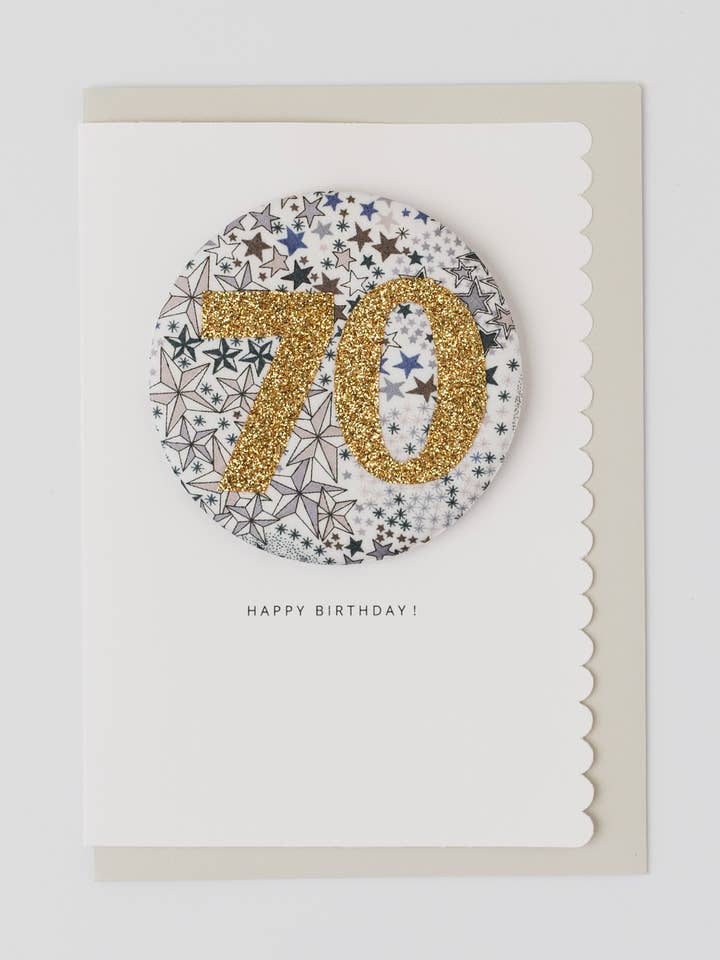 Distintivo di Compleanno Età 70 - Tessuto Desiderio di Liberty Adelajda per la vendita all'ingrosso da parte di The Charming Press