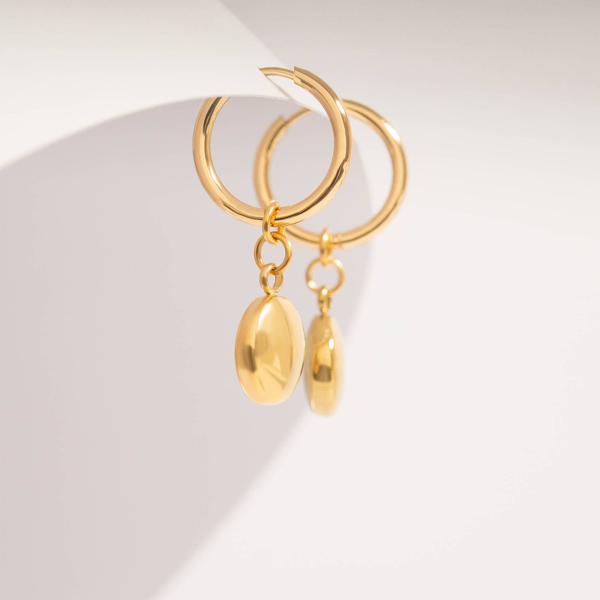 WJW - Vendita all'ingrosso Orecchini a cerchietto - Orecchini a cerchio con ciondolo a moneta in acciaio inossidabile con PVD oro 18K9