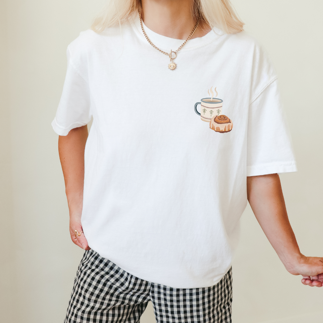 Tilda&Theo – wholesale Screen printed t-shirt – Women′s – T-shirt Cinnamon Roll & Coffee Kanelbullar Sweden1