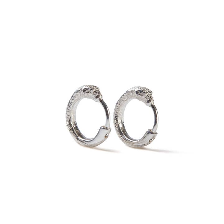 Mini Ouroboros Snake Huggies Argento per la vendita all'ingrosso da parte di Rachel Entwistle Jewellery