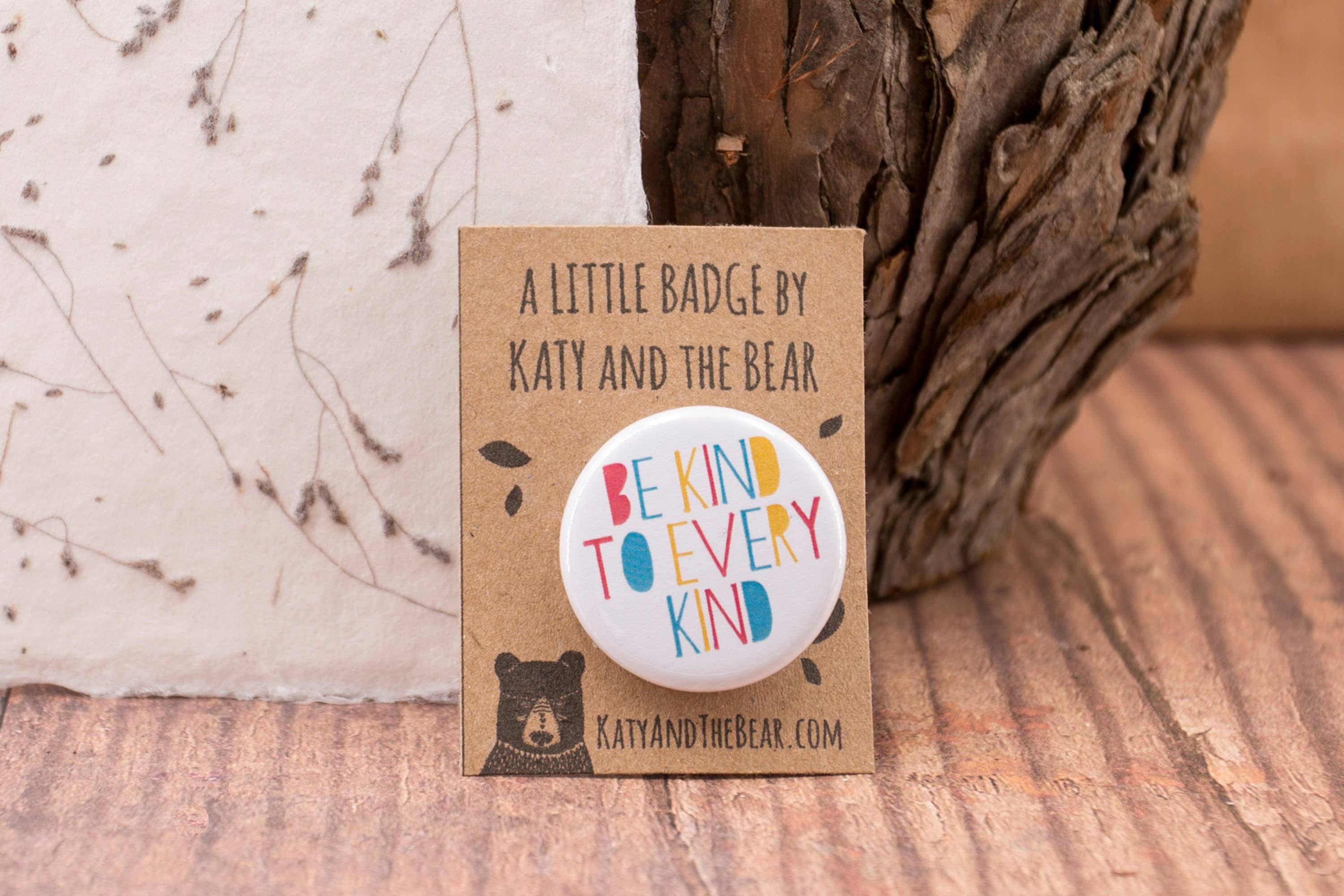 Katy and the Bear – wholesale Nål och knapp för kavajslag – Be Kind To Every Kind Pin-märke