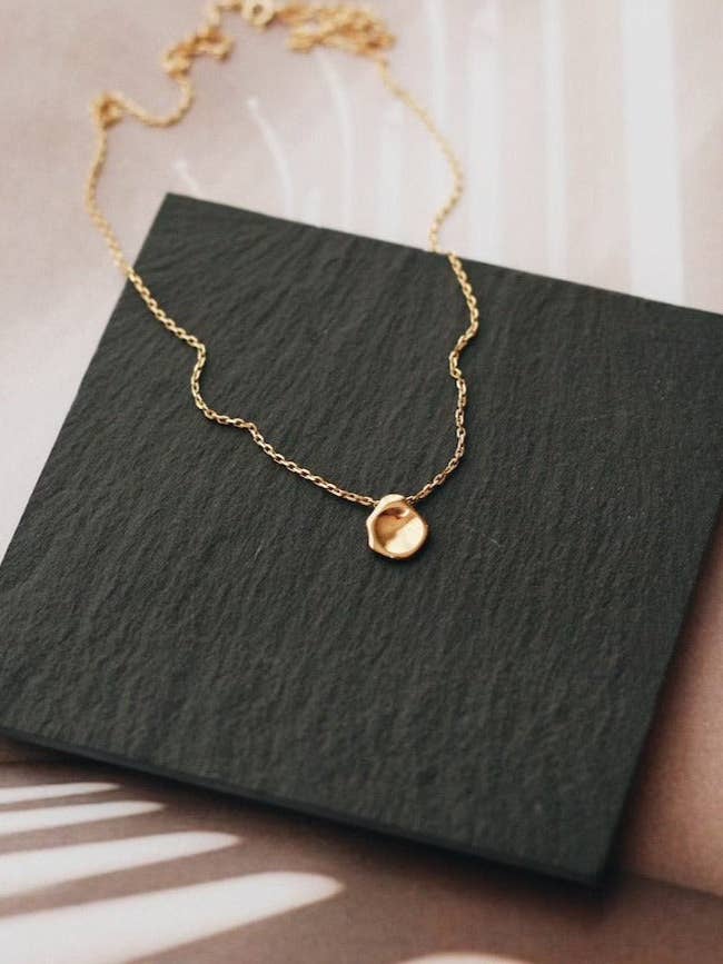 Collier à disque en vermeil 18 carats pour la vente par REDCHERRYBLVD