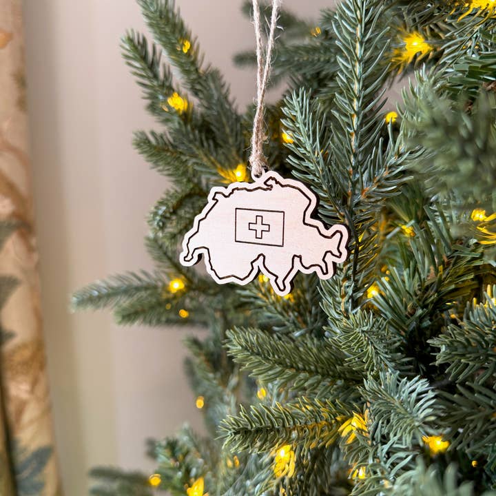 Adorno de Madera Grabado con Bandera del País Suiza© para venta al por mayor de Aurora North Home