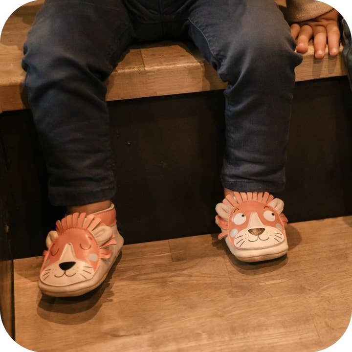 LAIT ET MIEL - Wholesale Pantoffels - Baby - Extra zachte leren babyslofjes Lion3