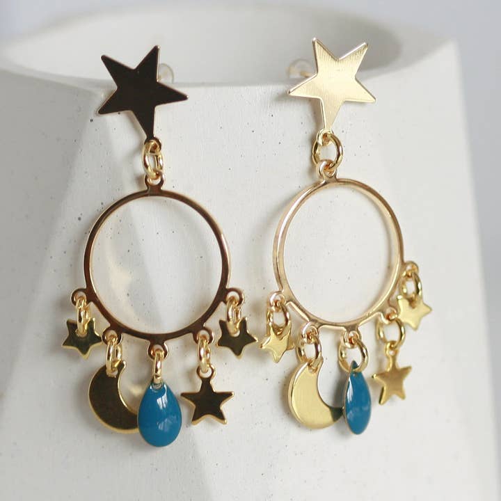 Boucles d’oreilles lune et étoile célestes | émail doré pour la vente par Kaiko Studio