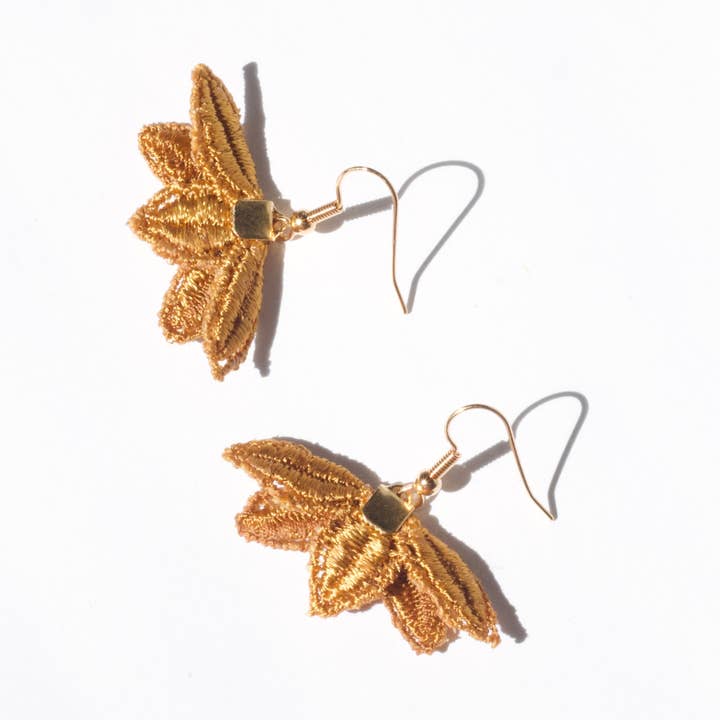 Orecchini corti Petalum per la vendita all'ingrosso da parte di This Ilk