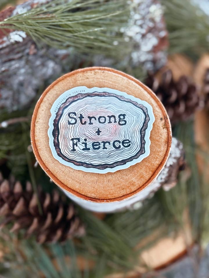 Stærk + Vild Træring Vejrbestandigt Klistermærke for engroshandel hos Scotty + Calvin Designs