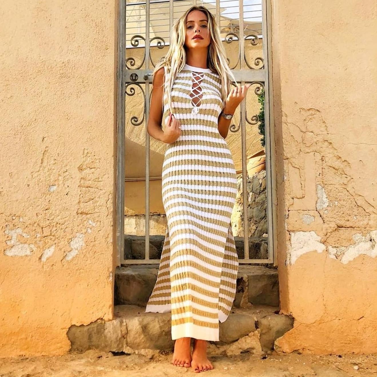 Ruth Erotokritou Knitwear - Vente Robe – femme - ROBE LONGUE EN MAILLE RAYÉE AVEC ENCOLURE CROISÉE SUR LE DEVANT8