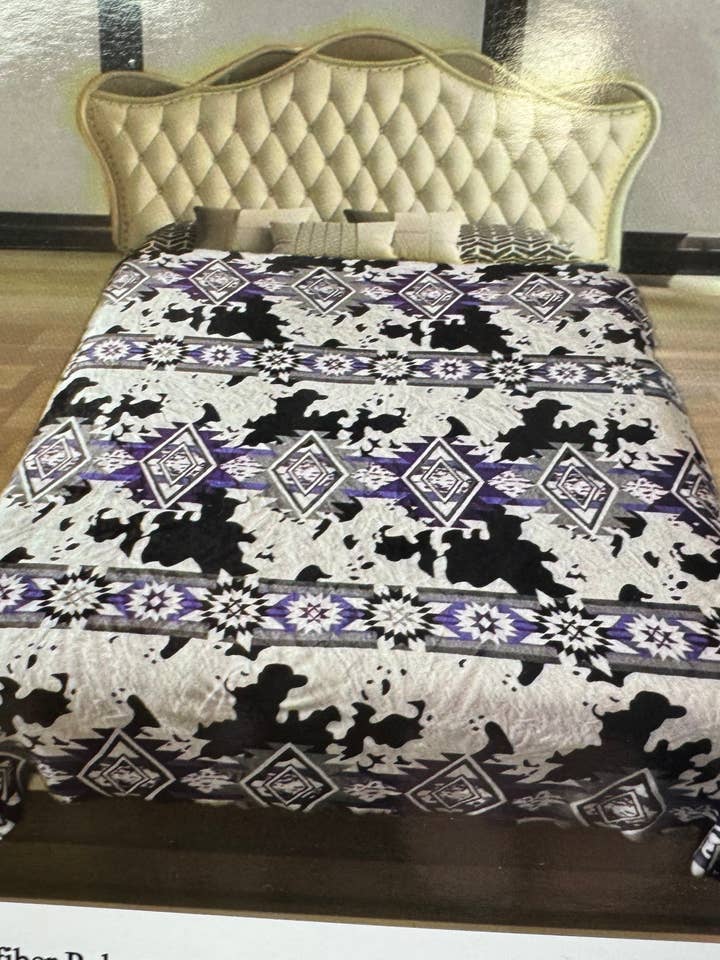 Coperta in Pile con Stampa Mucca Azteca Viola Reale per la vendita all'ingrosso da parte di Broads Market