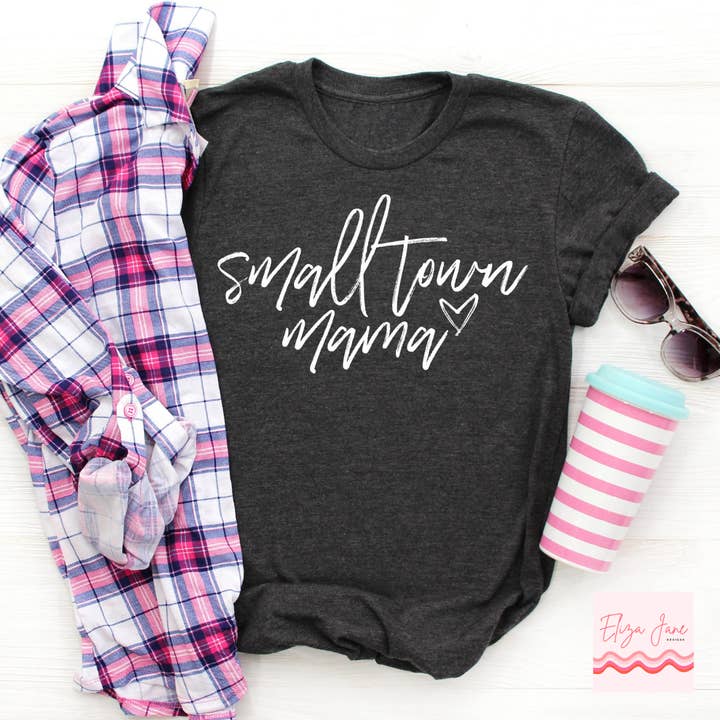 T-shirt graphique Small Town Mama pour la vente par Eliza Jane Designs
