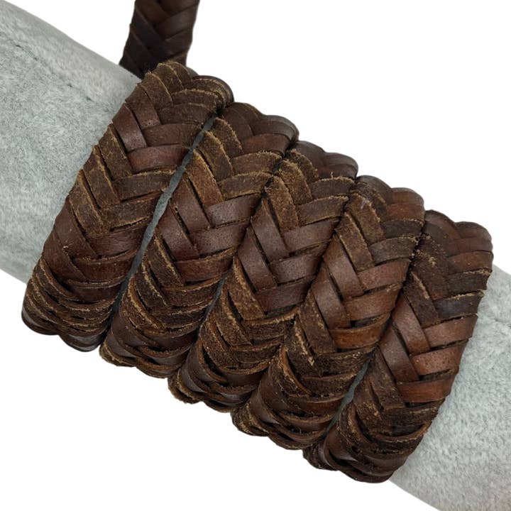 V-Cross flettet lædersnor - 15MM - MØRK TAN for engroshandel hos Sun Enterprises B.V.