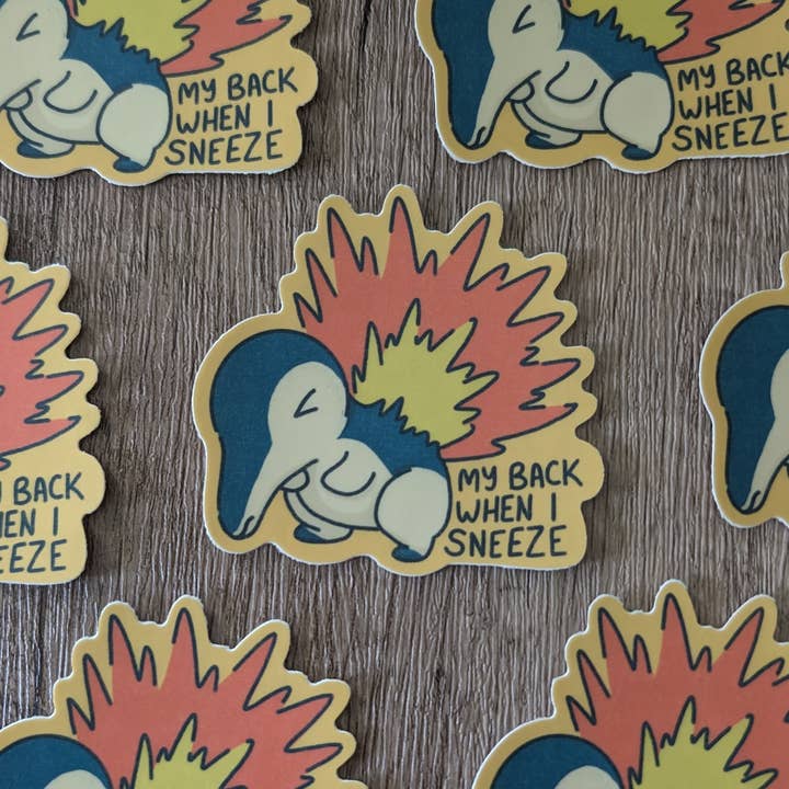 Sadsquatch - Venta al por mayor Pegatina - Cyndaquil Back Pain - Bonita pegatina de vinilo de Pokémon Nintendo