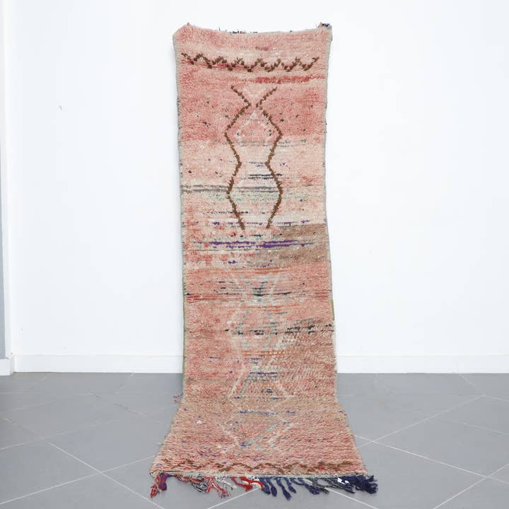 Couloir Vintage Marocain Rose – Tapis Berbère Tissé à la Main en Laine pour la vente par MUSMUSRUGS