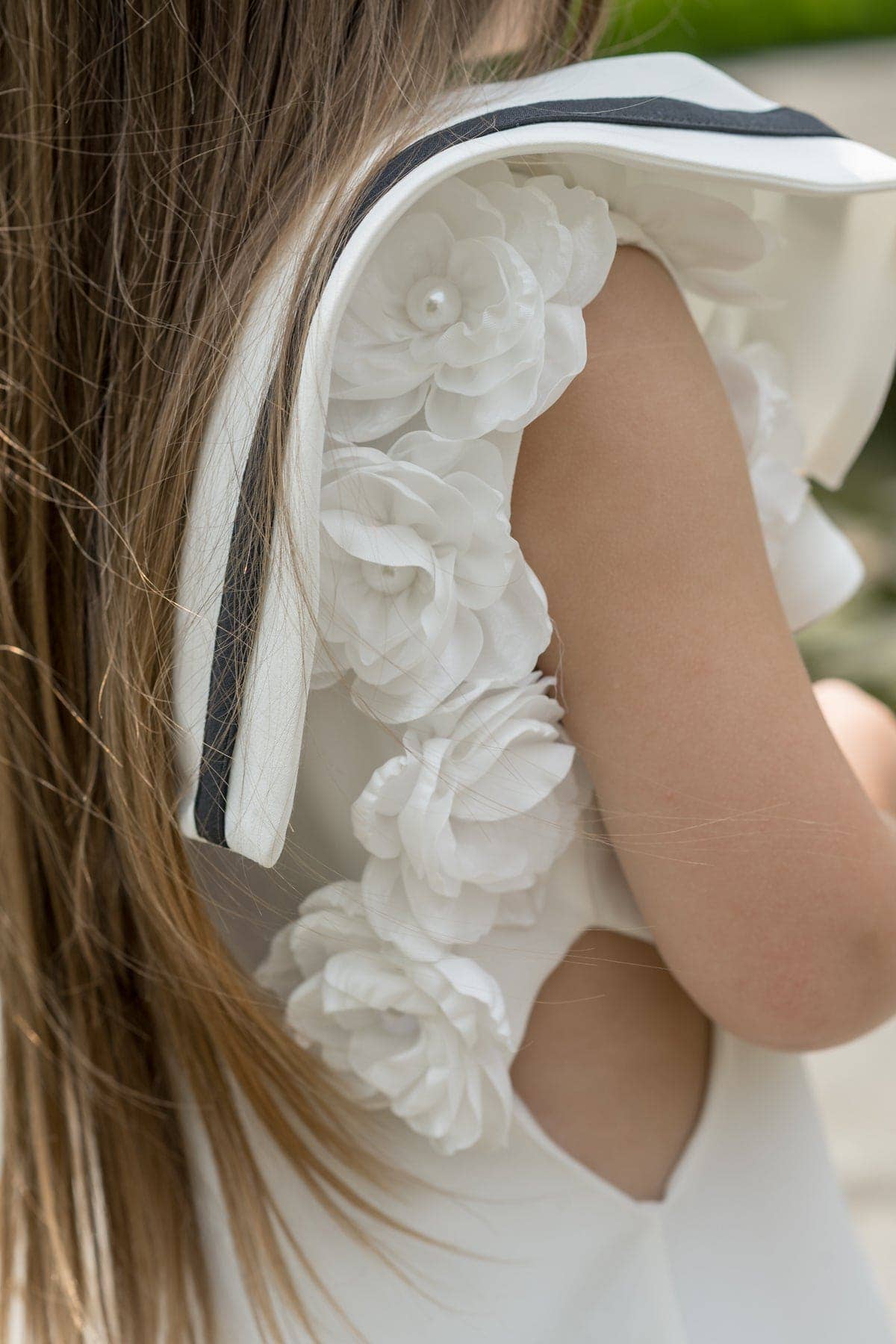 Petite Maison Kids – Großhandel Kleid – Kinder – Alex Weißes Rüschenkleid mit schwarzer Kontrastlinie3