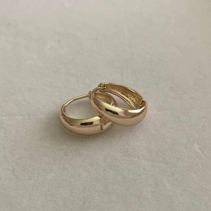 House of Au.ORA - Wholesale Huggie oorbellen - Jezebel gouden Huggie oorbellen. Met goud gevulde sieraden. Knuffels4