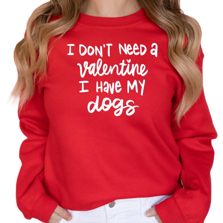 Je n'ai pas besoin de Valentin, j'ai mes chiens Sweatshirt - Cadeau amusant pour les amoureux des chiens pour la Saint-Valentin - Pull douillet pour parent d'animaux pour femmes - Maman chien pour la vente par Epic Life - Designed