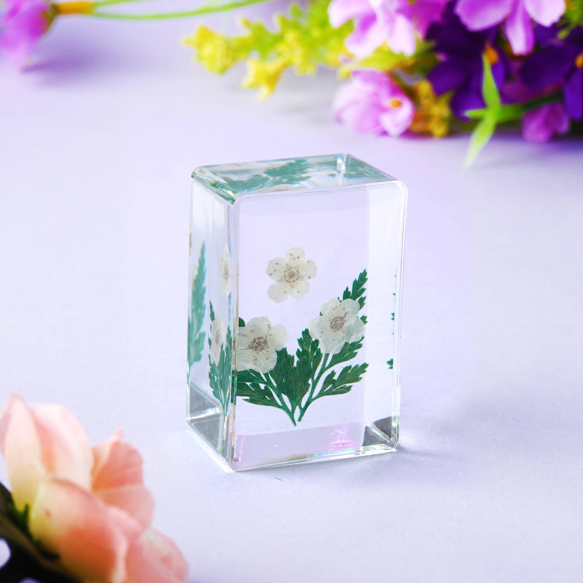 CGB Giftware – wholesale Ornament – The Flower Market 3 White Flowers In Resin Ornament 1