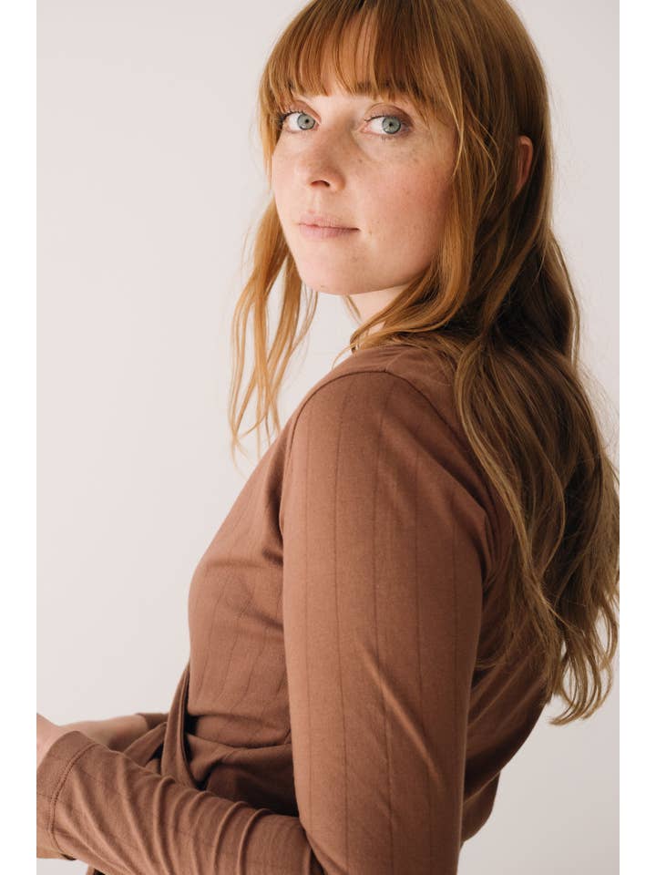 Brown Top cruzado de punto orgánico en marrón for wholesale on Faire1