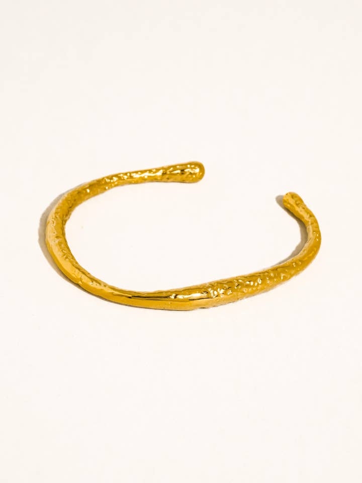 Ruvic 18K Guld Ikke-Anløbende Tekstureret Åben Manchetarmbånd for engroshandel hos Flânerie by MAIQ