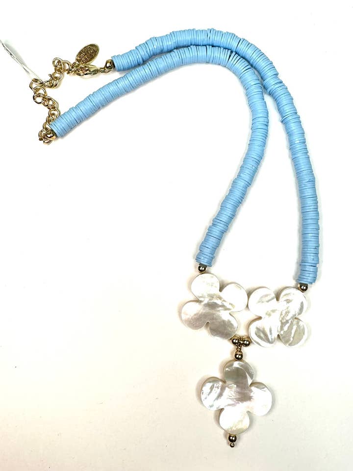 Drievoudige Mother of Pearl Daisy-ketting - meerdere kleuren beschikbaar. voor wholesale door Suzy T Designs