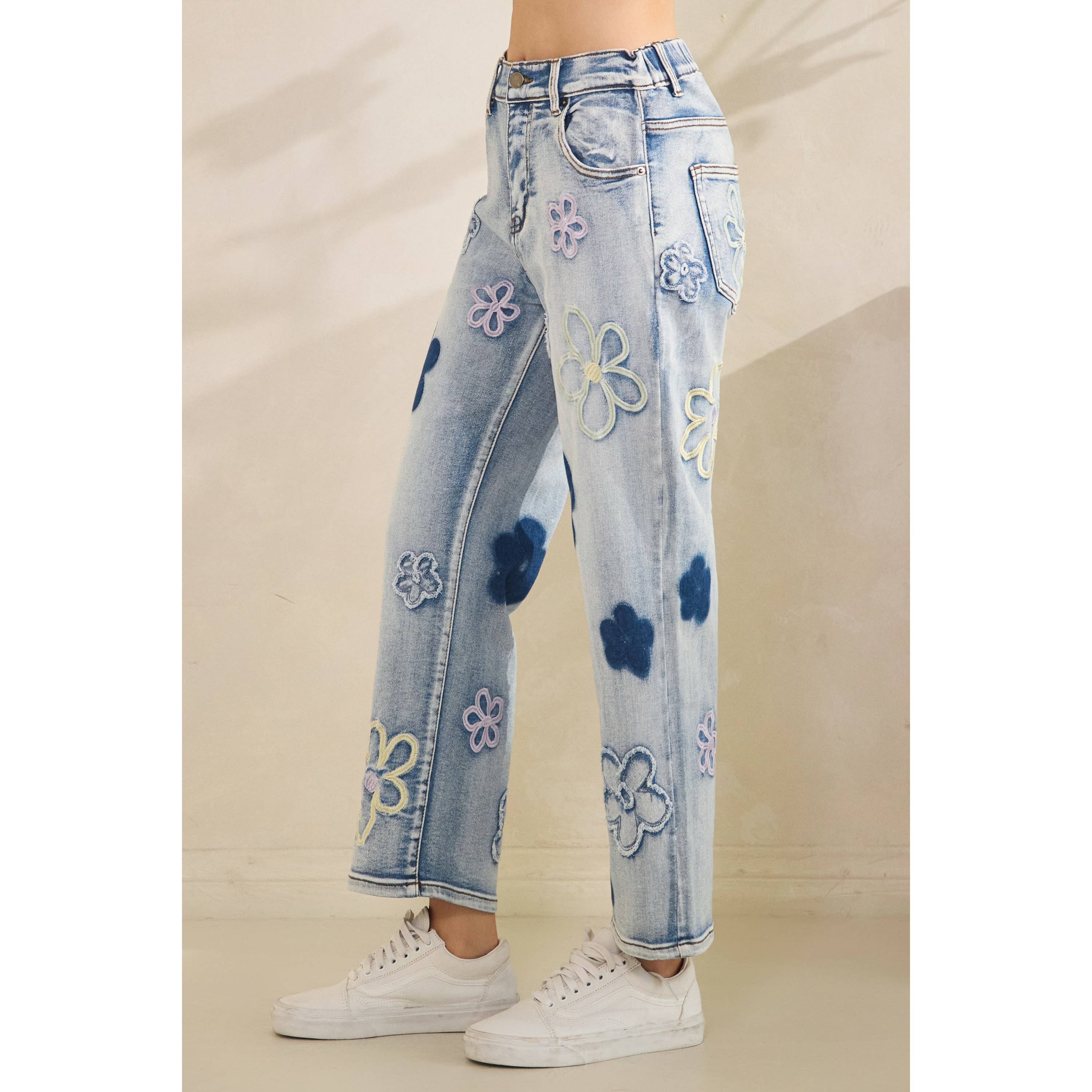 DENIM GEWASSEN STRETCH DENIM BROEK MET BLOEMENBORDUURSEL voor groothandel op Faire6