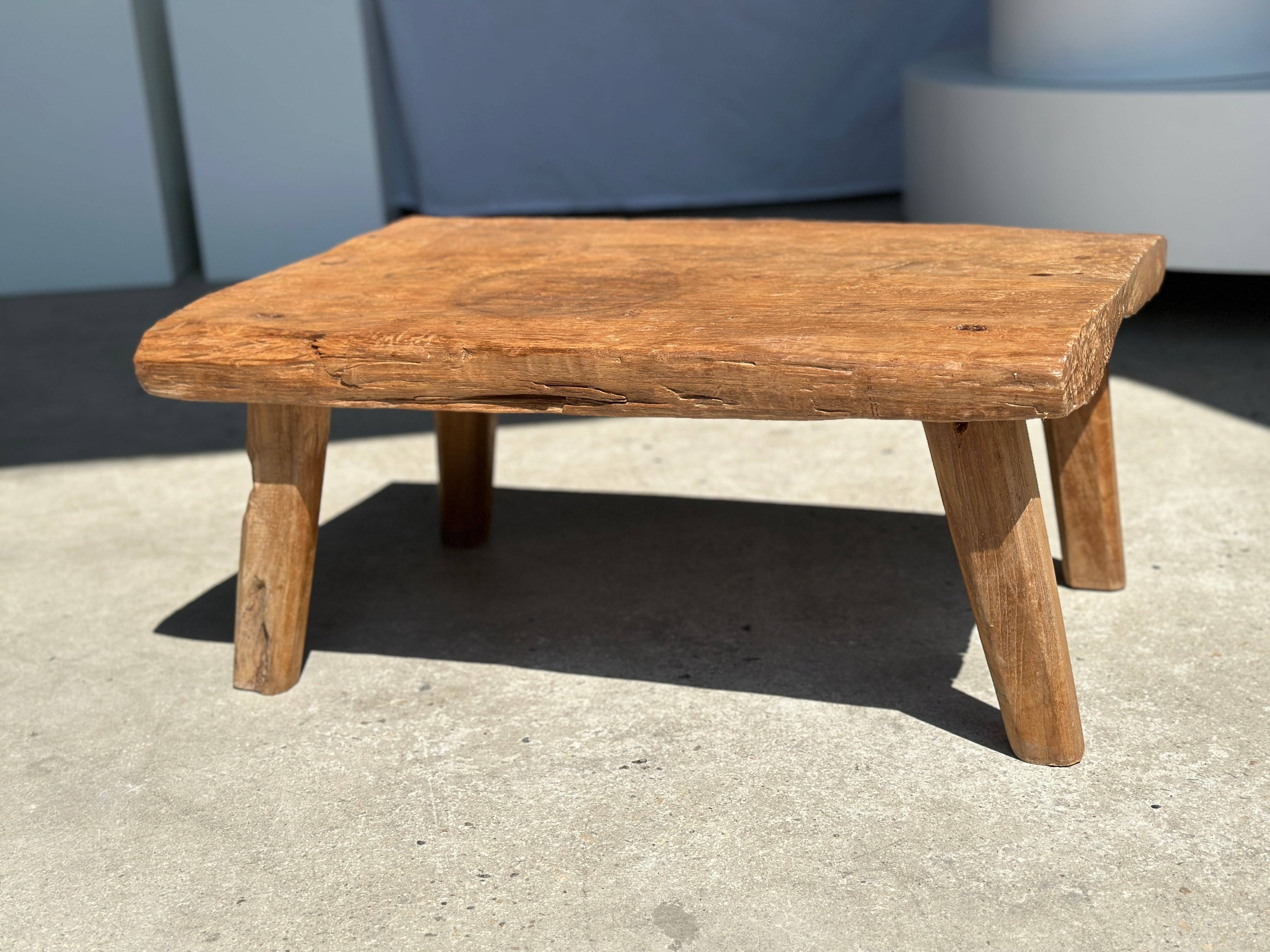 Office Objets – Großhandel Beistelltisch – Kleiner leichter Couchtisch aus hellem Teakholz mit vier Beinen H: 30 L: 63,5 B: 40 cm39