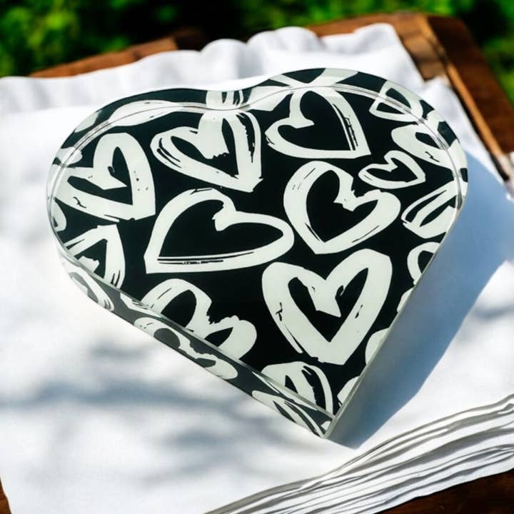 Graffiti Hearts Crystal Heart Paperweight Decor voor wholesale door Resinate By KS / by KRISTIN SMITH