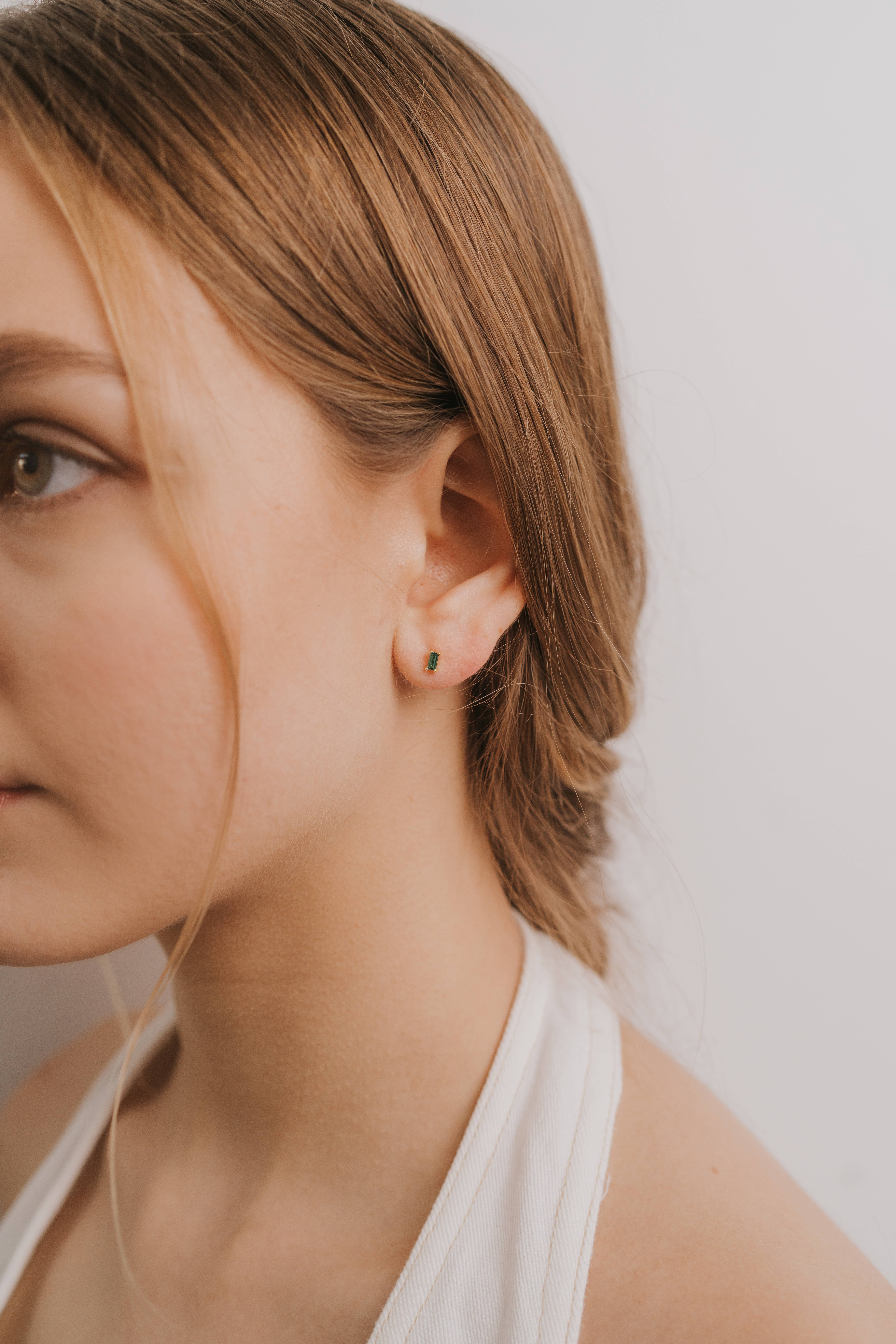 JaxKelly – wholesale Solitärörhängen – Baguette - Smaragd - Guldörhängen3