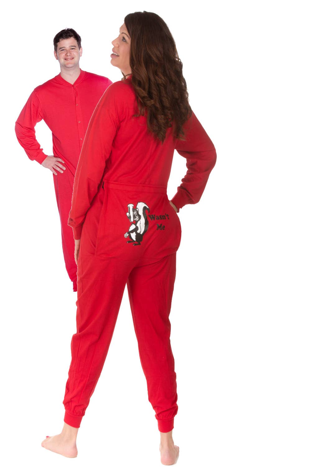 Big Feet Pajamas – Onesie - Unissexo por atacado – Terno vermelho Union com aba engraçada “Wasn't Me” Skunk0