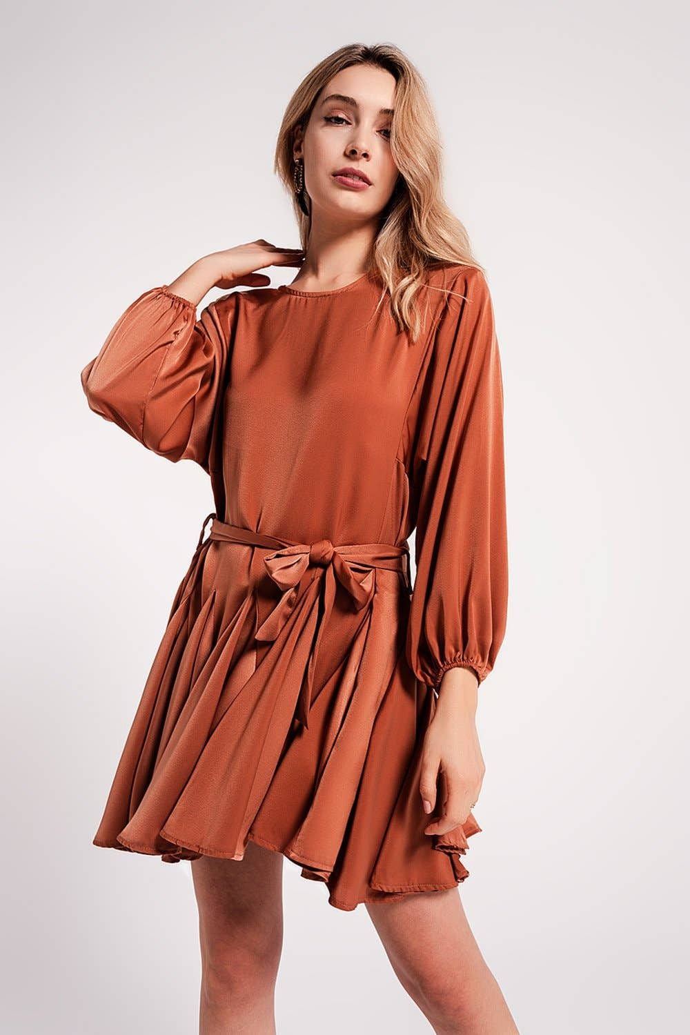 orange Satin minikjole med bælte i orange for engroshandel på Faire0