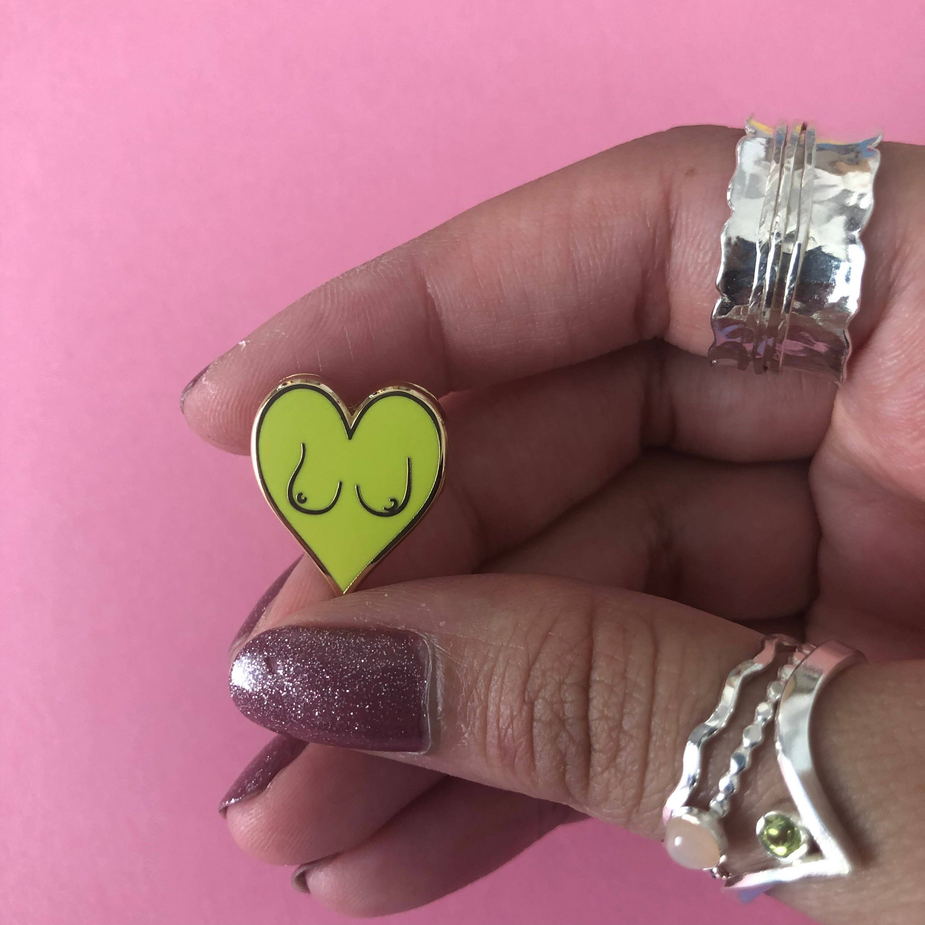 Roshni Desai & Things – Großhandel Anstecker/Button – Boobs Pin Anstecker Brust Herz Emaille in Gold, verschiedene Farben4