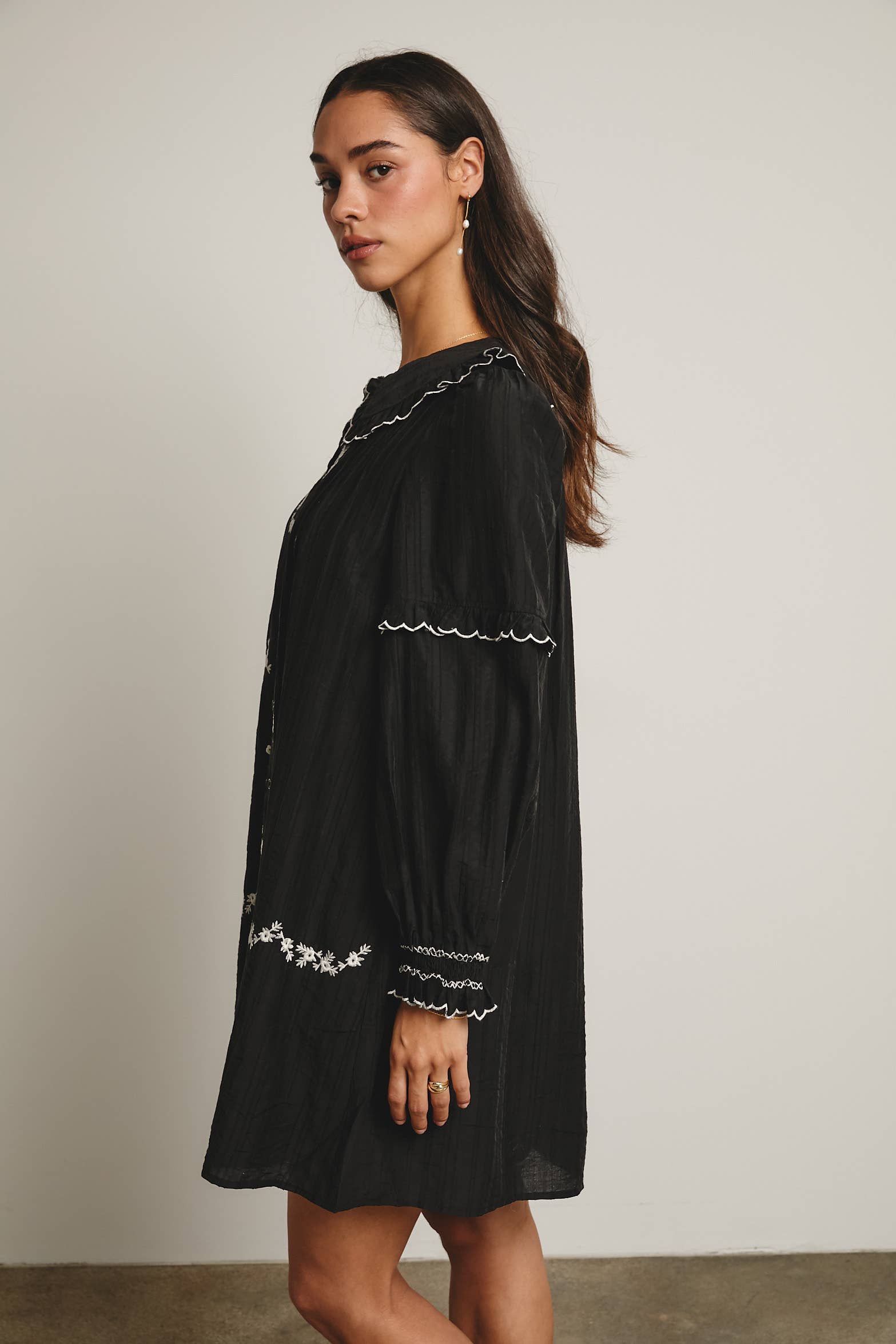 Forte – wholesale Klänning - Dam – Broderad klänning med volangkrage i bomull FD00034