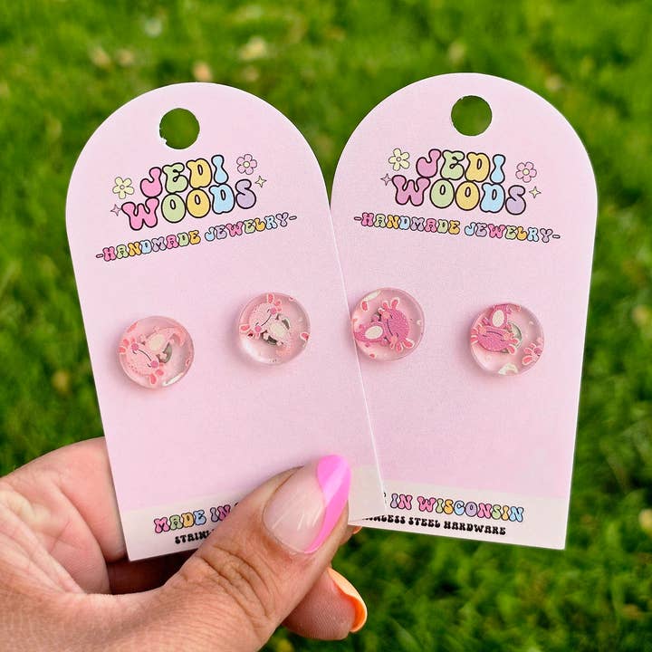 Brincos de Pino Redondos em Acrílico com Axolote Rosa e Branco Sortido por atacado de Jedi Woods LLC