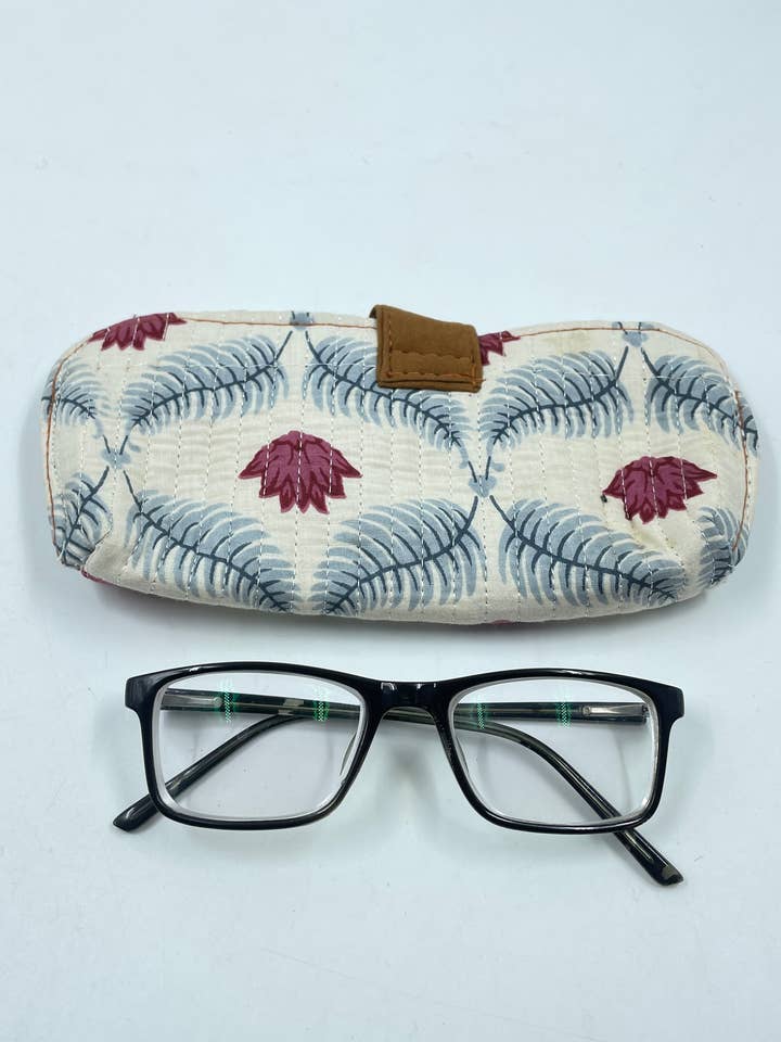 Funda para gafas de sol acolchada y hecha a mano con diseño floral para venta al por mayor de Funky Yak Ltd