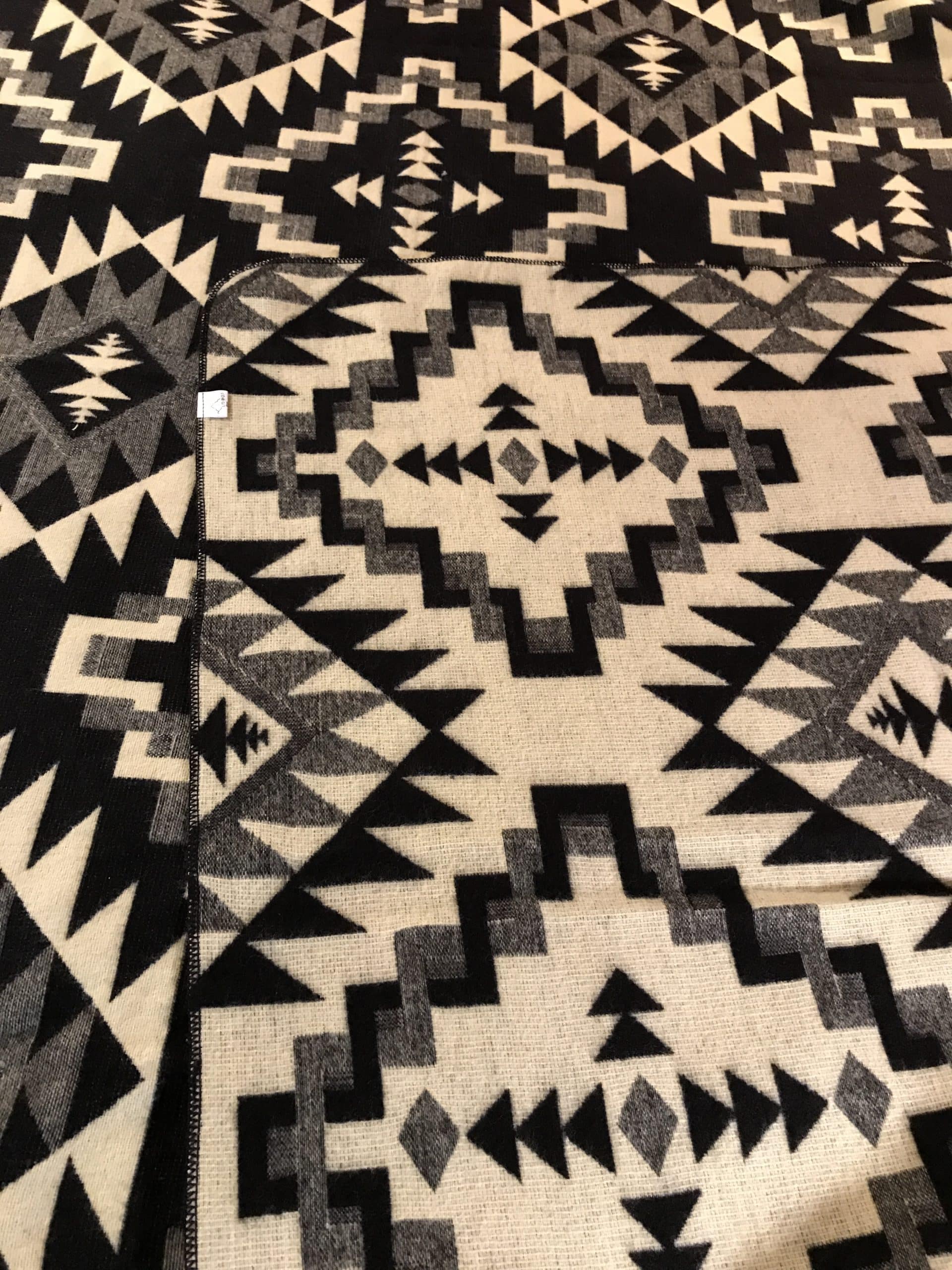 Los Andes Shop - Wholesale Throw Blanket - Diamonds Southwestern Print Neutrals Throw2