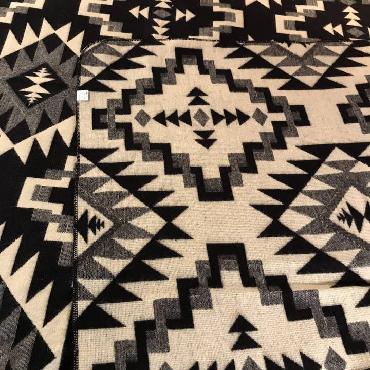 Los Andes Shop - Wholesale Throw Blanket - Diamonds Southwestern Print Neutrals Throw2