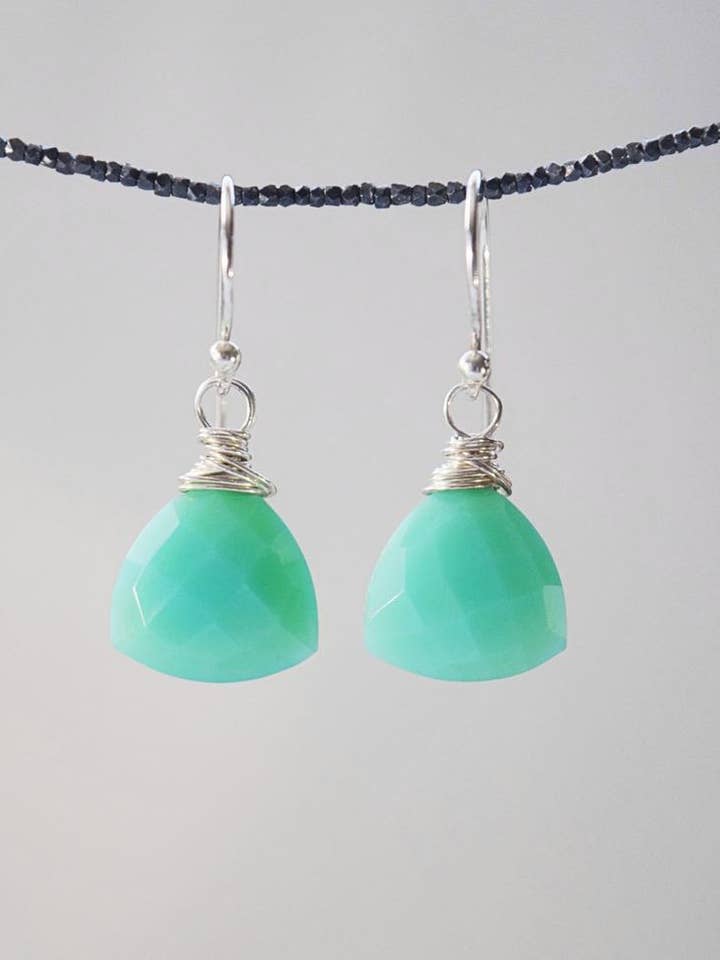 Bright sølv facetteret krysopras øreringe for engroshandel hos Solana Jewelry