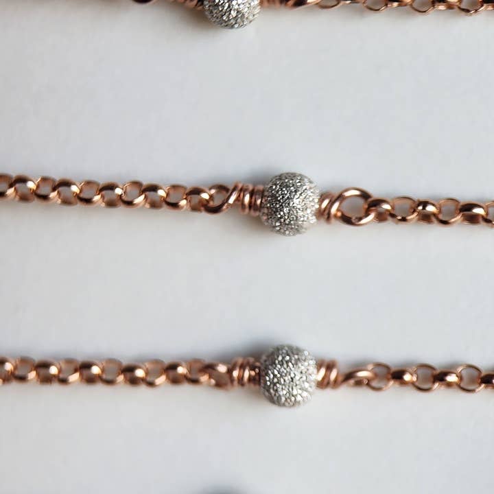 Half Moon Jewelry Designs - Vente Collier maille et chaîne - Chaîne perlée en métal mixte, or rose, remplie de perles SS, chaîne au pied0
