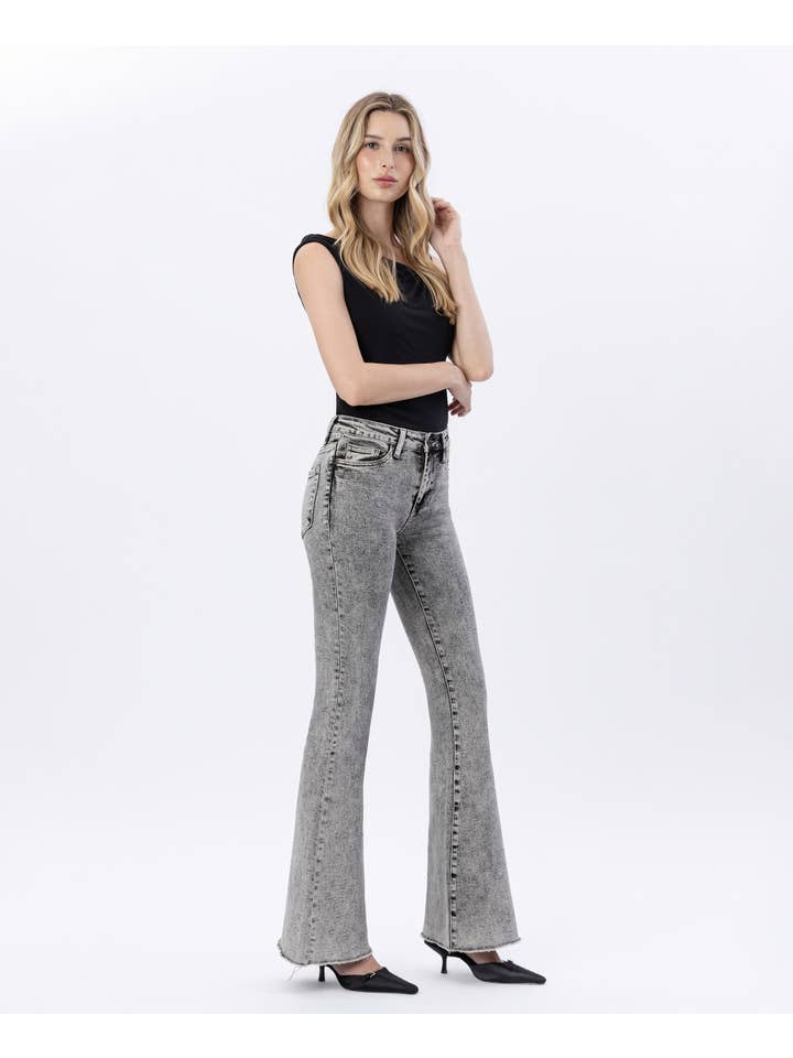 DAME SCHLÄFT SUPERFLARE-JEANS MIT HOHEM BUND UND ÜBERGEFÄRBTEM ACID-WASH V2968 für den Großhandel auf Faire7